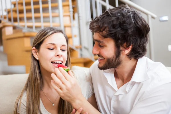 Couple eating strawberries — Stock Photo, Image