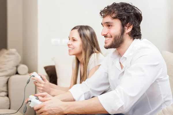 Couple playing video games — Stock Photo, Image
