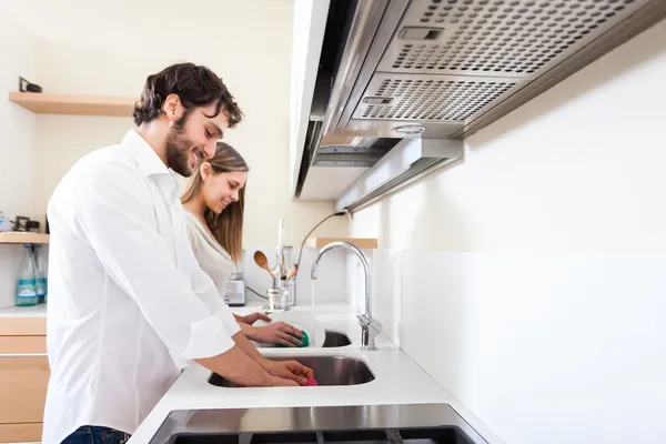 Young couple doing dishes — Stock Photo, Image