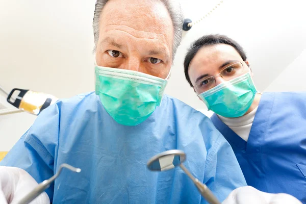 Zahnärzte bei der Arbeit — Stockfoto