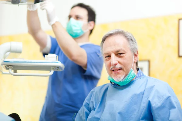 Dos dentistas trabajando en su estudio —  Fotos de Stock