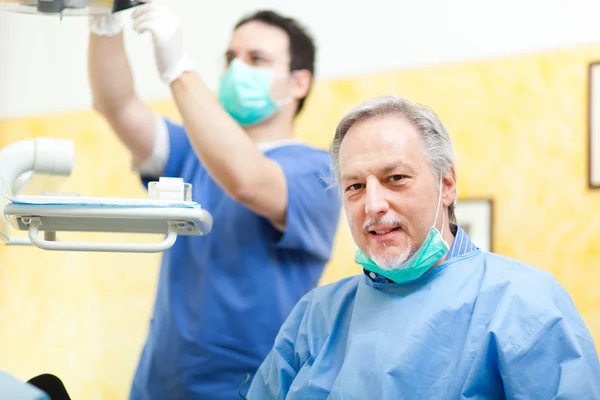 Dos dentistas trabajando en su estudio — Foto de Stock