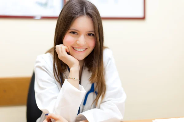 Jonge vrouwelijke arts in haar atelier — Stockfoto