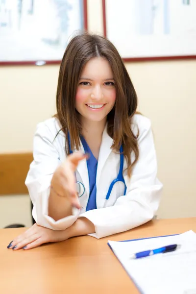 Giovane medico femminile nel suo studio — Foto Stock