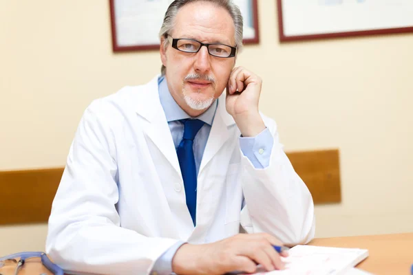 Retrato médico em seu estúdio — Fotografia de Stock