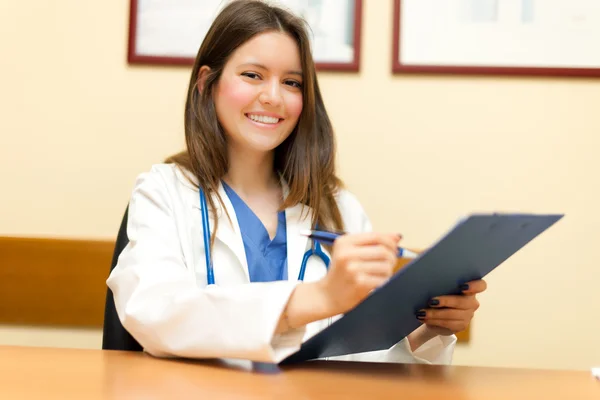 Jovem médica em seu estúdio — Fotografia de Stock