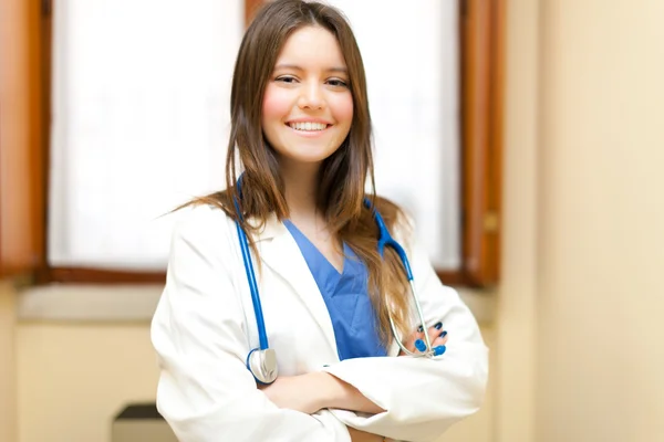 Jovem médica em seu estúdio — Fotografia de Stock