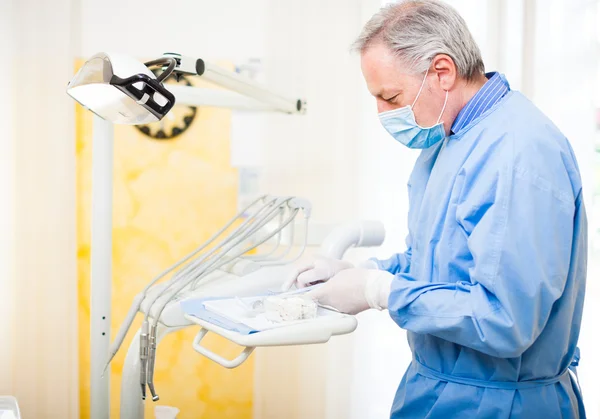 Zahnarzt überprüft seine Werkzeuge — Stockfoto
