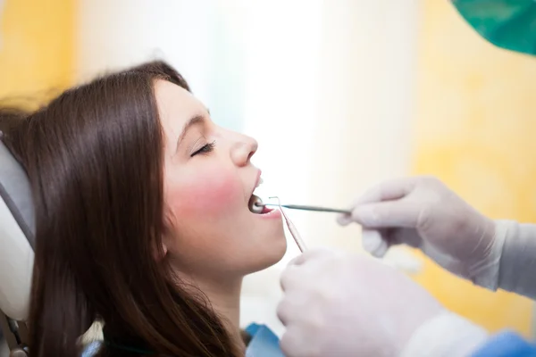 Dentysta robi sprawdzanie zębów — Zdjęcie stockowe