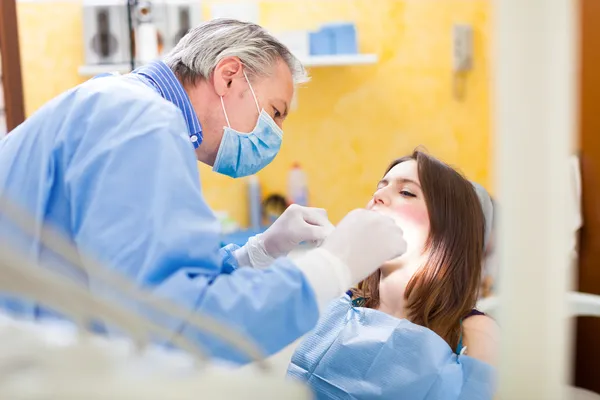 Dentista fazendo um tratamento — Fotografia de Stock