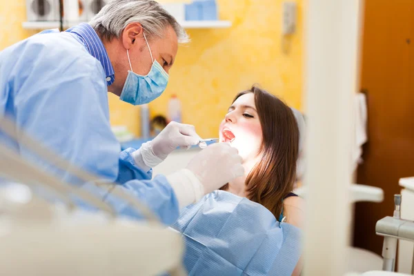 Dentista fazendo um tratamento — Fotografia de Stock