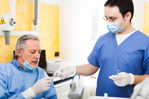 Dentiste au travail — Photo