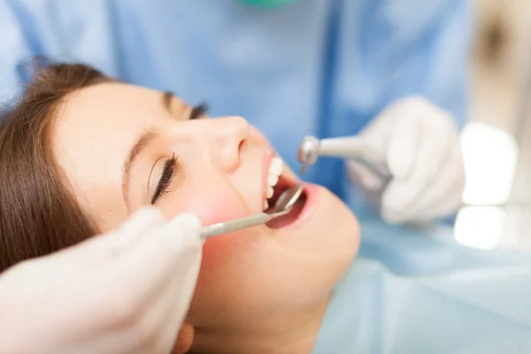 Dentista fazendo um tratamento — Fotografia de Stock