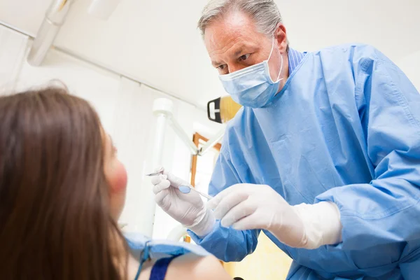 Zahnarzt bei einer Behandlung — Stockfoto
