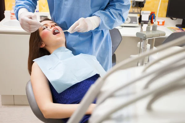 Дантист делает стоматологическое лечение — стоковое фото