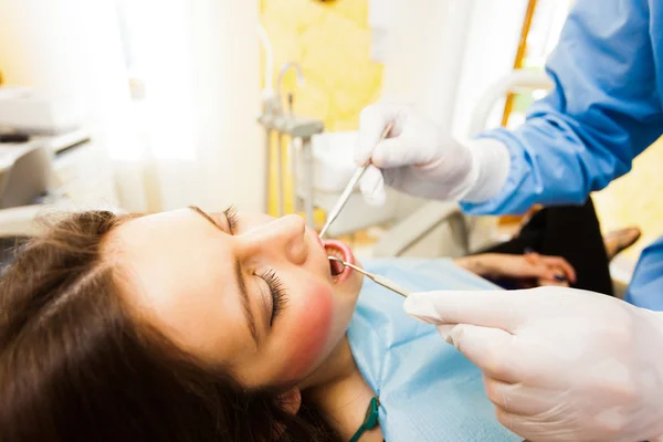 Dentista fazendo um tratamento odontológico — Fotografia de Stock