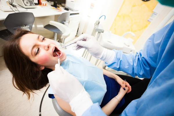 Стоматолог, делающий лечение — стоковое фото