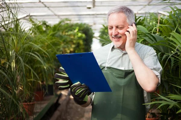 Smiling Gardener Talking Phone — Stock Photo, Image