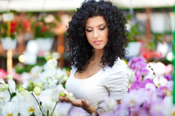 Bella donna in un ambiente floreale — Foto Stock