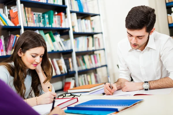 Estudiantes en una biblioteca — Foto de Stock