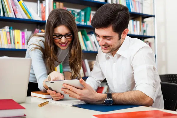 Estudantes usando um tablet digital — Fotografia de Stock