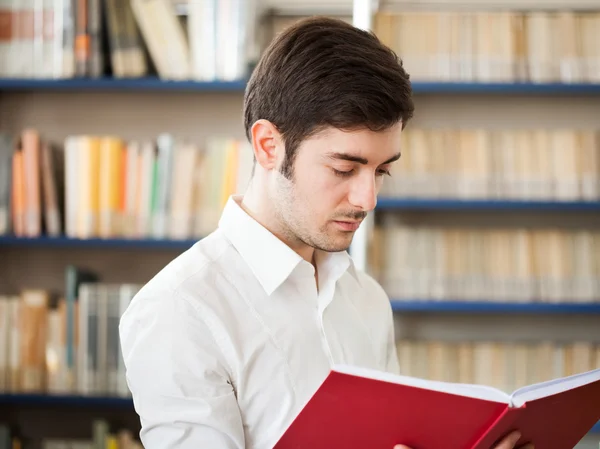 Killen läser en bok — Stockfoto