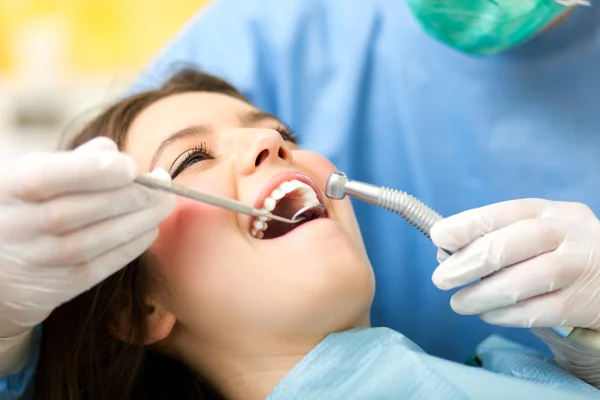 歯医者は女性患者を治療し ストック写真