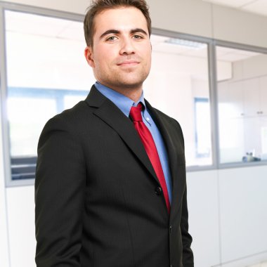 Kendine güvenen genç işadamı ofisinde