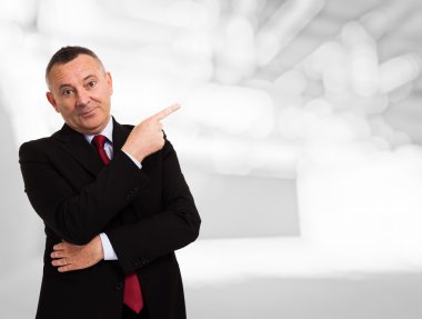 parmağını kopya alanı işaret eden işadamı