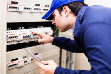 iş yerinde elektrikçi