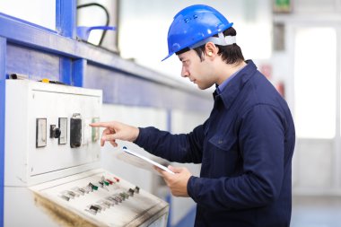 iş yerinde bir elektrikçi portresi