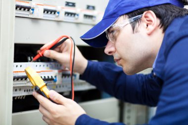 iş yerinde bir elektrikçi portresi