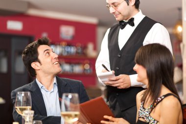 bir restoranda akşam yemeği sipariş Çift