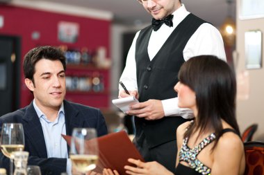 bir restoranda akşam yemeği sipariş Çift