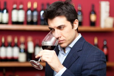 bir bardak kırmızı şarap analiz sommelier