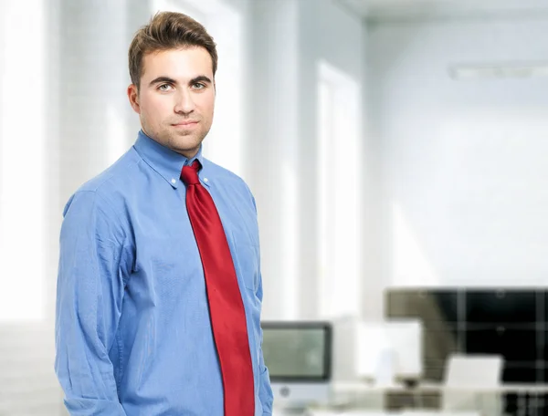 Retrato de hombre de negocios guapo en la oficina — Foto de Stock