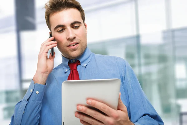 Jonge zakenman praten aan de telefoon — Stockfoto