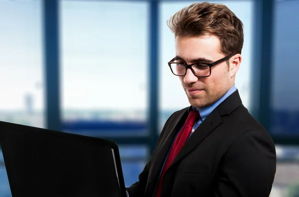 Geschäftsmann mit Laptop — Stockfoto