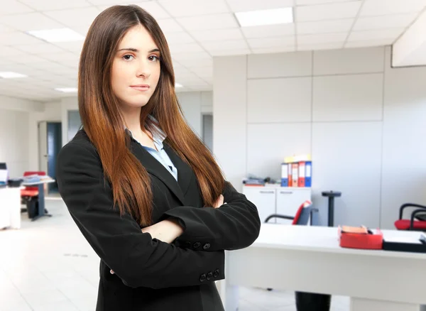 Красивый портрет деловой женщины в офисе — стоковое фото