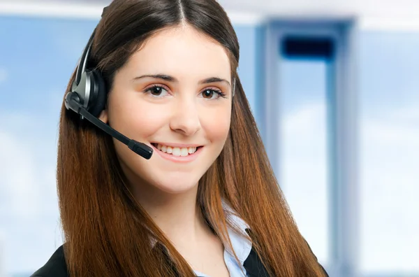 Sonriente operador de telefonía femenina —  Fotos de Stock
