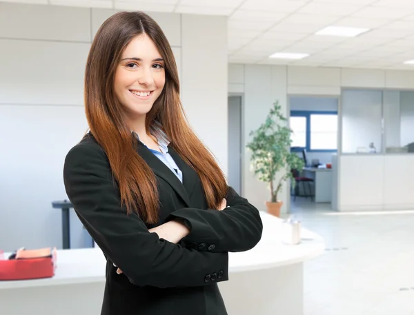 Belo retrato de mulher de negócios no escritório — Fotografia de Stock