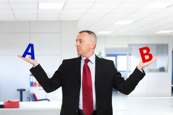 Verward zakenman proberen om een beslissing te nemen — Stockfoto