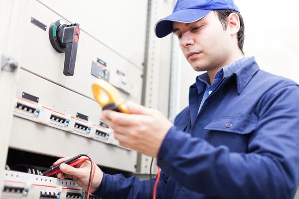 Elettricista al lavoro — Foto Stock