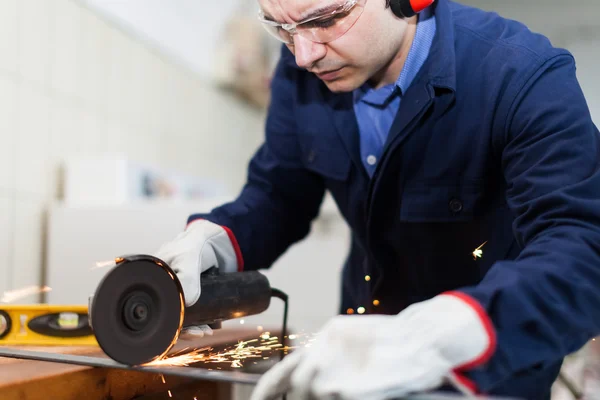 Lavoratore che utilizza una smerigliatrice — Foto Stock