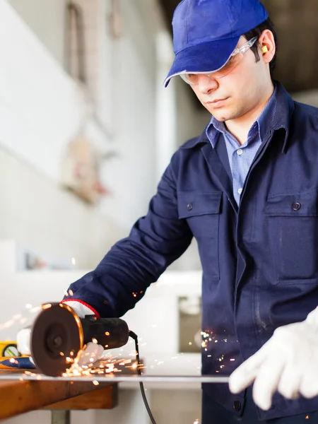 Arbeiter schneidet eine Metallplatte — Stockfoto