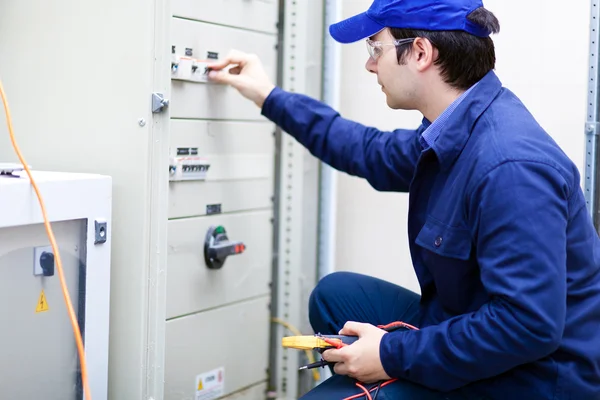 iş yerinde bir elektrikçi portresi
