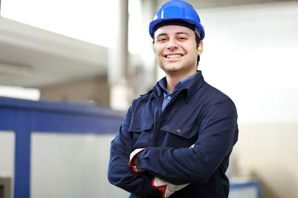 Retrato de un trabajador en una fábrica — Foto de Stock