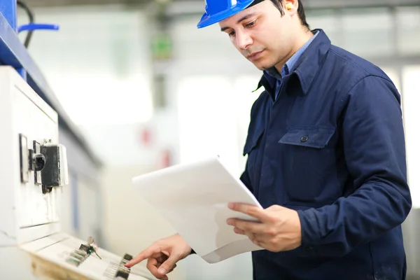 Arbeiter in einer Fabrik — Stockfoto