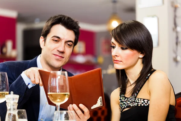 Couple reading menu — Stock Photo, Image