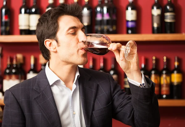 Sommelier degustação de um copo de vinho — Fotografia de Stock